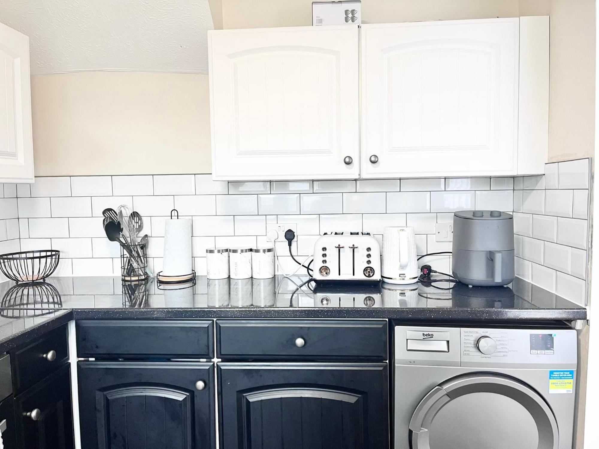 Lush House Close To Ashford Town Centre With Driveway Exterior foto