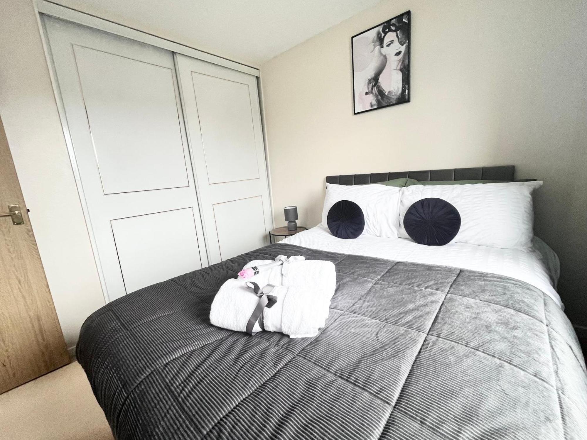 Lush House Close To Ashford Town Centre With Driveway Exterior foto