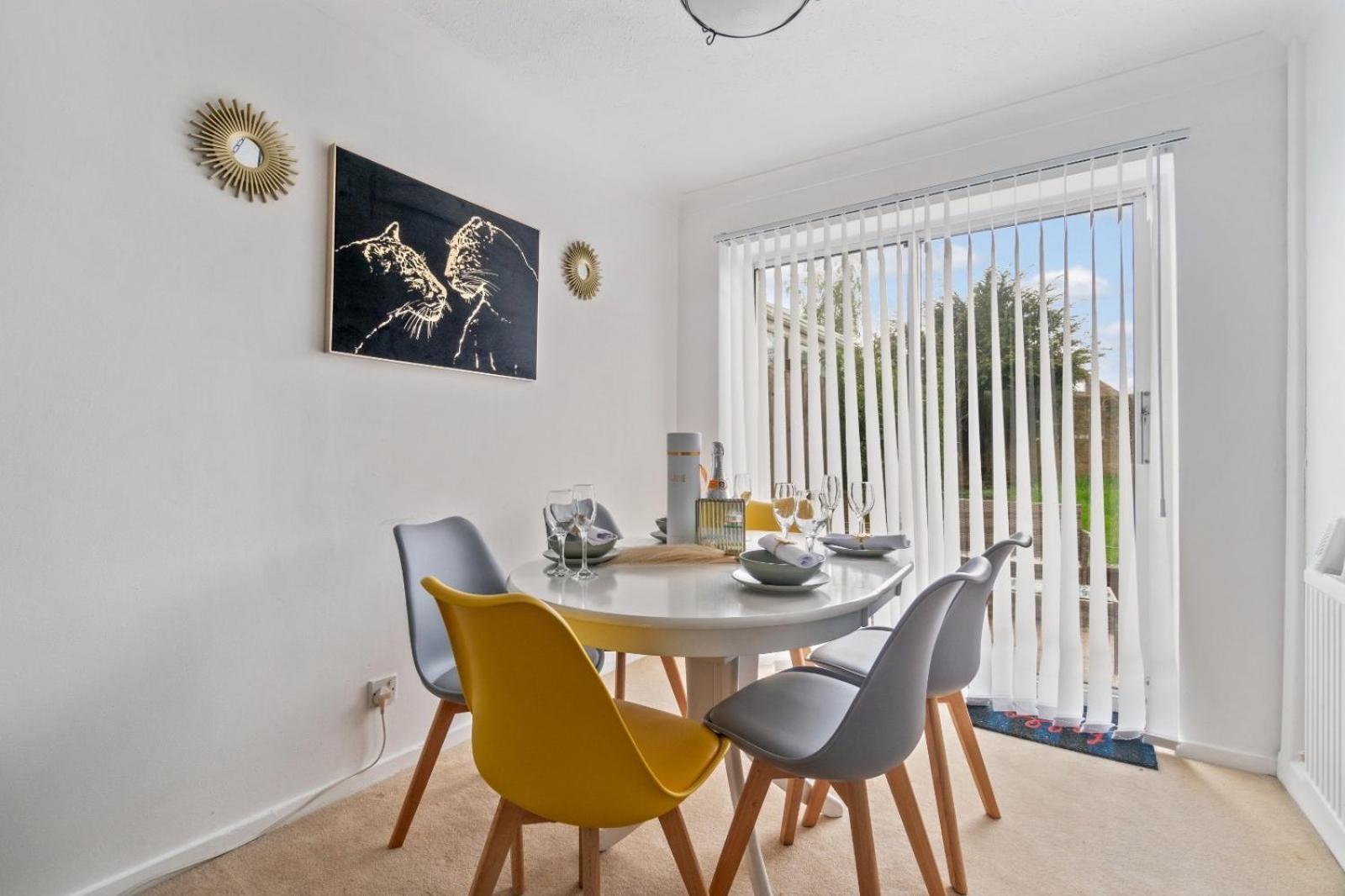 Lush House Close To Ashford Town Centre With Driveway Exterior foto
